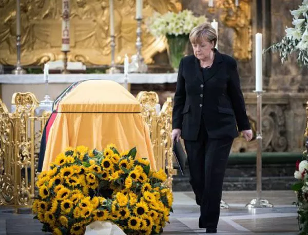 Германия се сбогува с канцлера Хелмут Шмит