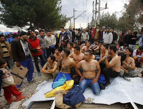 Гръцките полицаи преместиха 2300 мигранти от границата с Македония
