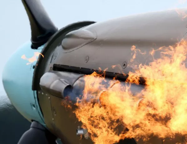Двигател на самолет уби човек и рани десетки по време на полет
