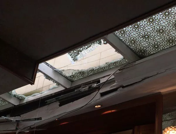 Срути се част от стъкления покрив на "Шератон" в София