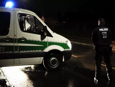 Германската полиция хвана микробус с 30 бежанци след преследване