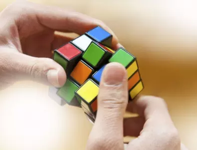 Нов световен рекорд: Наредиха кубчето на Рубик с нереална бързина (ВИДЕО)