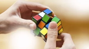Тийнейджър нареди кубчето на Рубик за 4,9 секунди (видео)