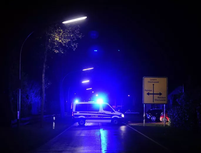 Германец влачи бившата си приятелка с автомобил по улиците на Хамелн