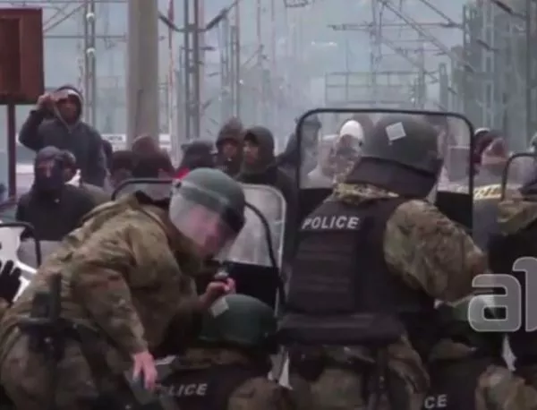 Мигранти връхлетяха с камъни върху македонските гранични полицаи, раниха 18 (Видео)