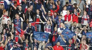 ВИДЕО: Сблъсъци между фенове на ПСЖ и полицията в Париж след успеха в Шампионска лига 