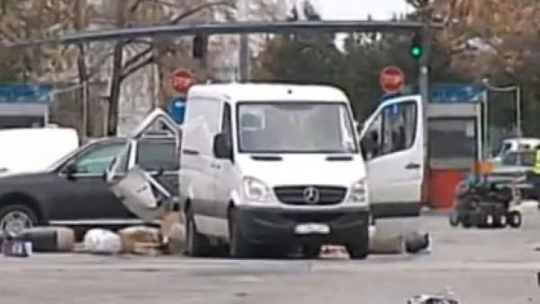 Гранична полиция: Чужденец е паркирал буса в 1 през нощта, след това е излетял*