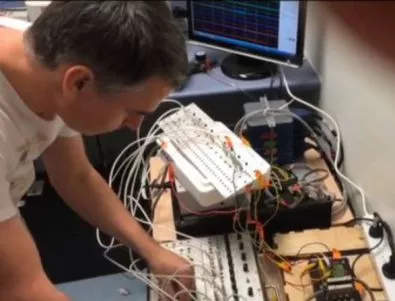 Музикант сглоби синтезатор от собствените си стволови клетки (ВИДЕО)