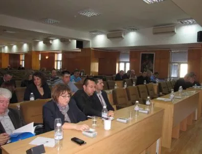 ГЕРБ Асеновград напусна заседанието на ОбС преди края, определи го като „фарс“