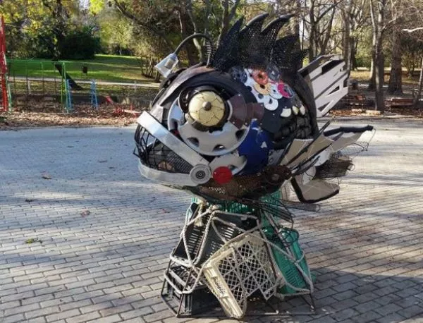 Във Варна показаха скулптура от отпадъци, изхвърлени в морето