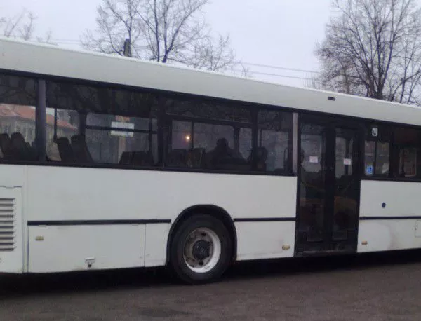 Момче нападна възрастен човек в автобус в Бургас 