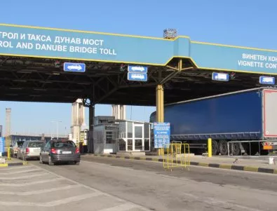 Лекарства и над половин тон водка задържаха в руски автобус на Дунав мост