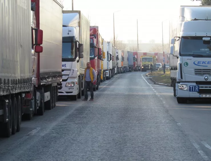 Шофьорите на камиони затвориха изцяло движението към Дунав мост 2