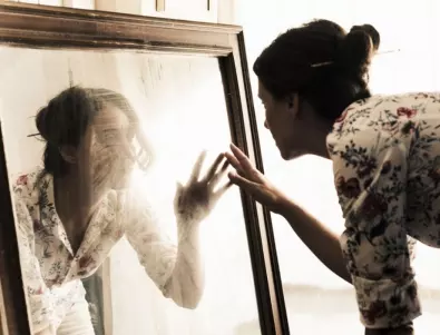 Жена почисти огледалото в банята със спирт, вижте какво последва