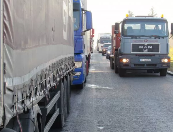 АПИ: На 30 декември се ограничава движението на камионите над 12 тона по пътища