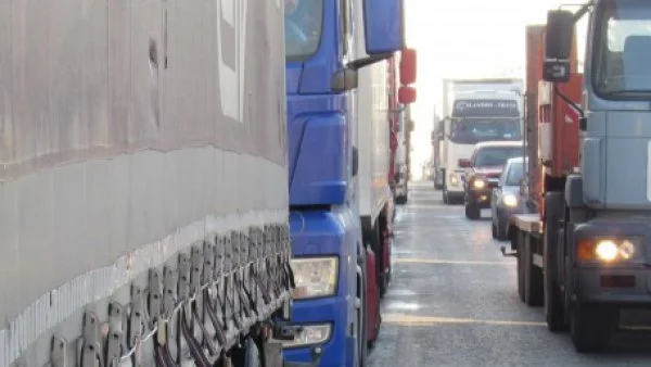 6 км опашка от товарни автомобили се е образувала на изход на ГКПП "Капитан Андреево"