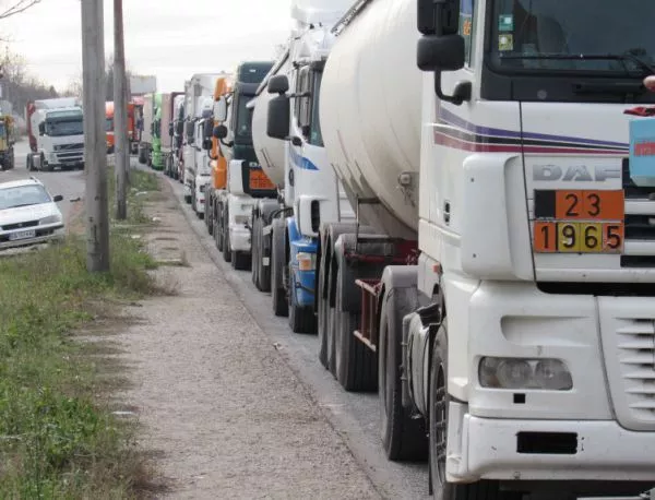 Гръцките фермери обещаха храна и вода за блокирани в Гърция български шофьори