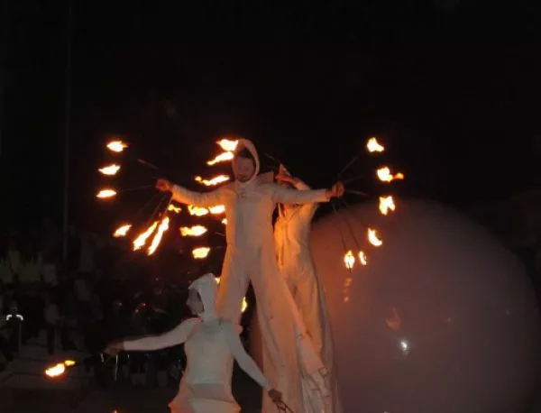Уникално огнено шоу, преди грейването на елхата в Асеновград (СНИМКИ)