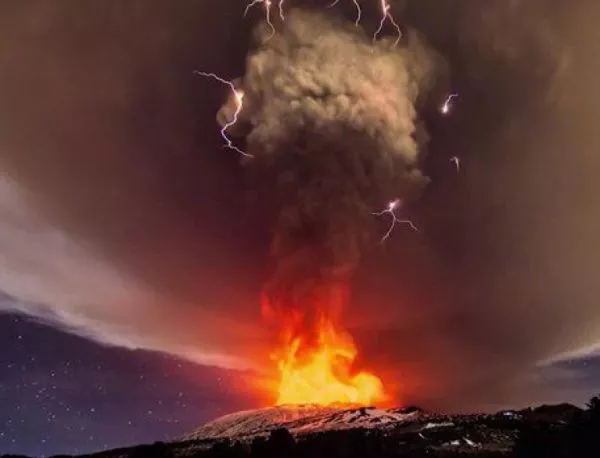 Огнено шоу от вулкана Етна (ВИДЕО)