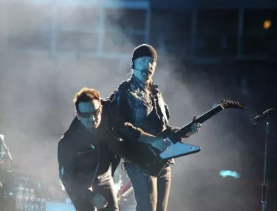U2 се завърнаха за концерта си в Париж, който отложиха ден след атентатите (ВИДЕО)