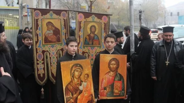 Църквата тръгна с молебен на делото за собствеността върху "Александър Невски"