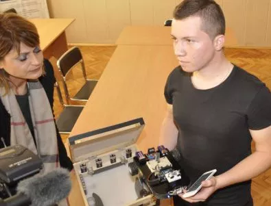 18-годишен ученик от Хасково изобрети миниробот, който се задвижва от смартфон