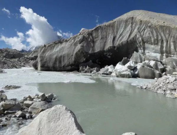 Опасни езера се образували в Хималаите