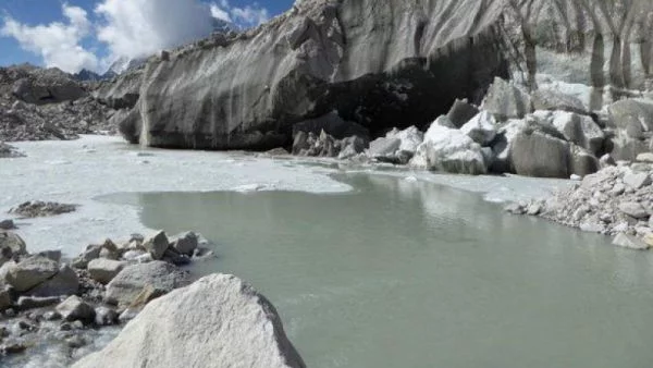 Опасни езера се образували в Хималаите
