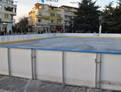 Откриват ледена пързалка в центъра на Казанлък