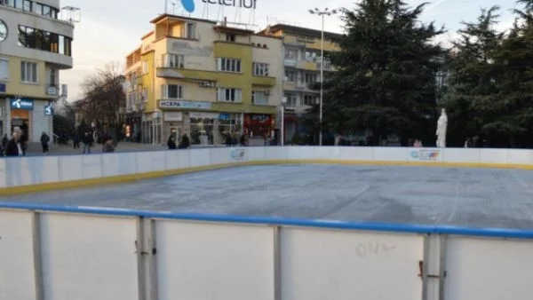 Откриват ледена пързалка в центъра на Казанлък