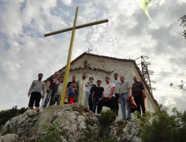 Нов 6-метров светещ кръст пази Асеновград