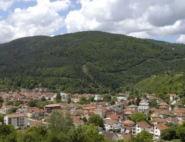 Сръбските власти върнаха две паметни плочи на българите в Босилеград