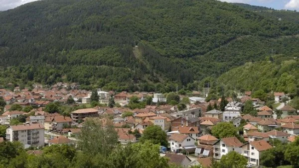 Сръбските власти върнаха две паметни плочи на българите в Босилеград