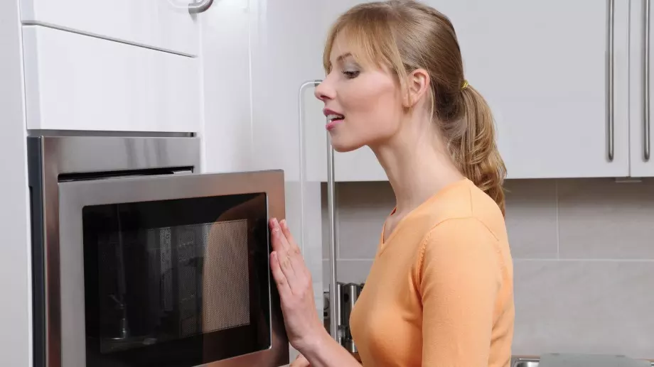 Как да почистите микровълнова печка бързо и лесно