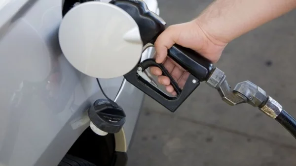 Държавни бензиностанции мамят с горивото