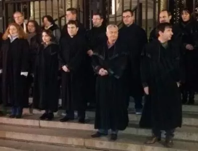 Съдиите излязоха пред Съдебната палата в тоги и поискаха истинска реформа