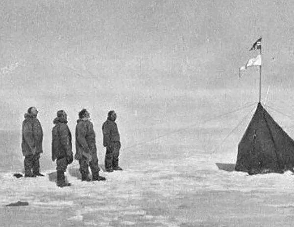 Руал Амундсен достига Южния полюс