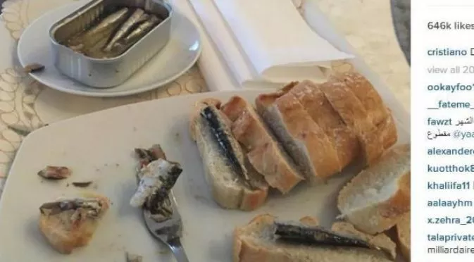 Роналдо изуми - вечеря сух хляб с шпроти