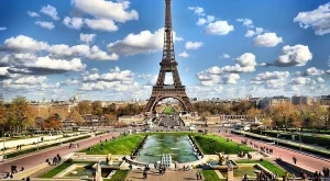 Париж губи близо 750 млн. евро от срива в туризма