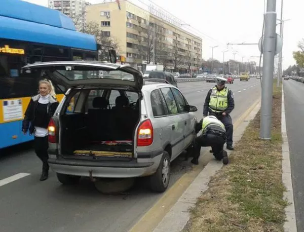 Полицаи помогнаха на жена да смени гумата на автомобила си