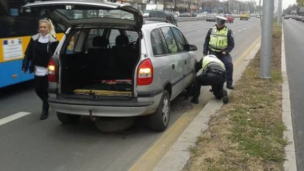 Полицаи помогнаха на жена да смени гумата на автомобила си