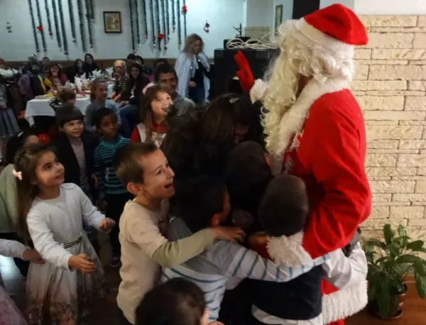 В Асеновград Дядо Коледа и Златна фея зарадваха 70 деца в риск