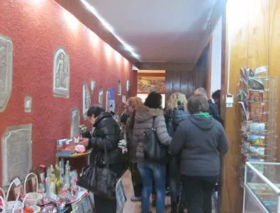 „Навън валят коледни мечти“ - благотворителен базар на ДЦДУ в Асеновград