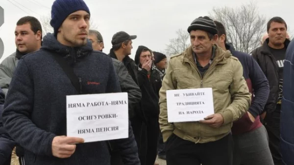 Протестиращи искат стария режим за варене на ракия