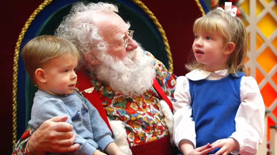 ВИДЕО: Де Бройне загърби краха в Катар и сложи костюм на Дядо Коледа, за да зарадва деца