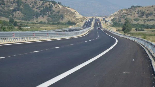    Асфалтът на ЛОТ2 на АМ „Струма“ се пропука три месеца след откриването