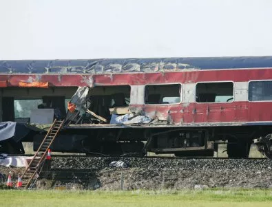 91 човека загинаха при влакова катастрофа в Индия