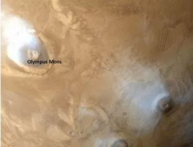 Облаци над най-високия вулкан на Марс