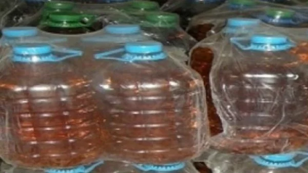 Митничарите задържаха 133 литра ракия, търгувана през интернет