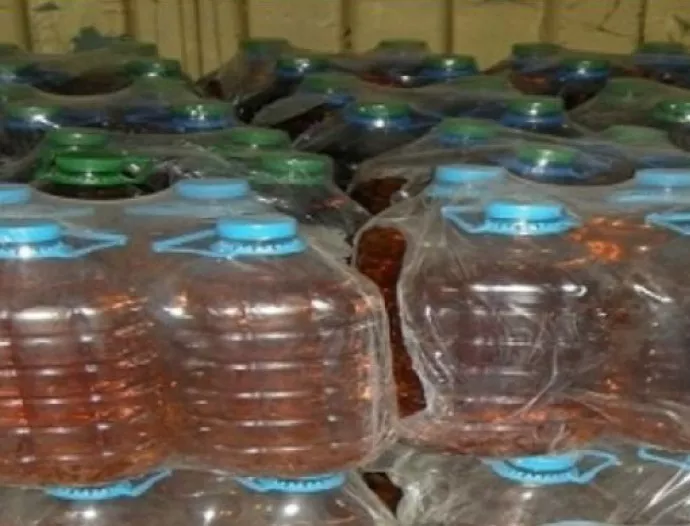 Задържаха близо 600 л нелегален алкохол в туби от минерална вода